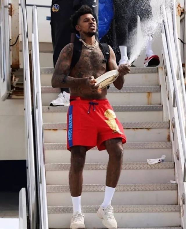 剑南春丨国米2-0拉齐奥登顶，劳塔罗闪击，博尼破门（剑南春丨国米2-0力克拉齐奥登顶：劳塔罗闪击，博尼建功）