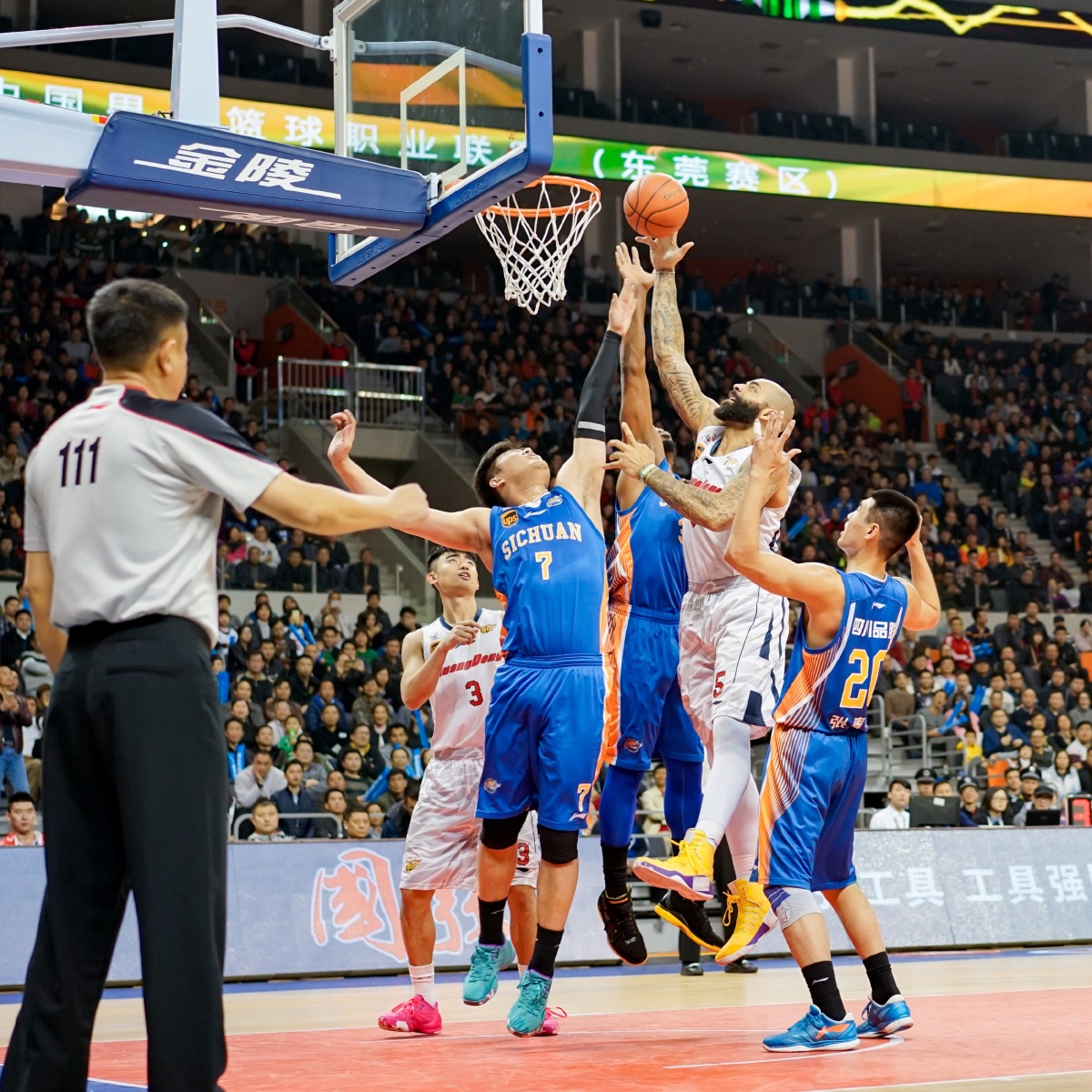 门将扑出点球，全场掌声雷动（门将神勇扑点，全场掌声如潮）