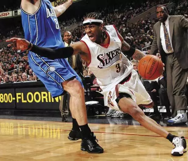 步行者球员清爽穿搭亮相：主场回归的时尚时刻（步行者球员清新造型现身：主场归来上演潮流高光）