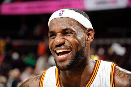 詹姆斯篮板抢断关键时刻锁定胜局（关键时刻，詹姆斯以篮板与抢断锁定胜局）