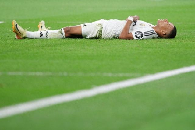 吉拉西多特生涯欧冠已打入15球，队史仅次于罗伊斯和莱万（吉拉西多特欧冠进球达15球，队史仅次罗伊斯与莱万）