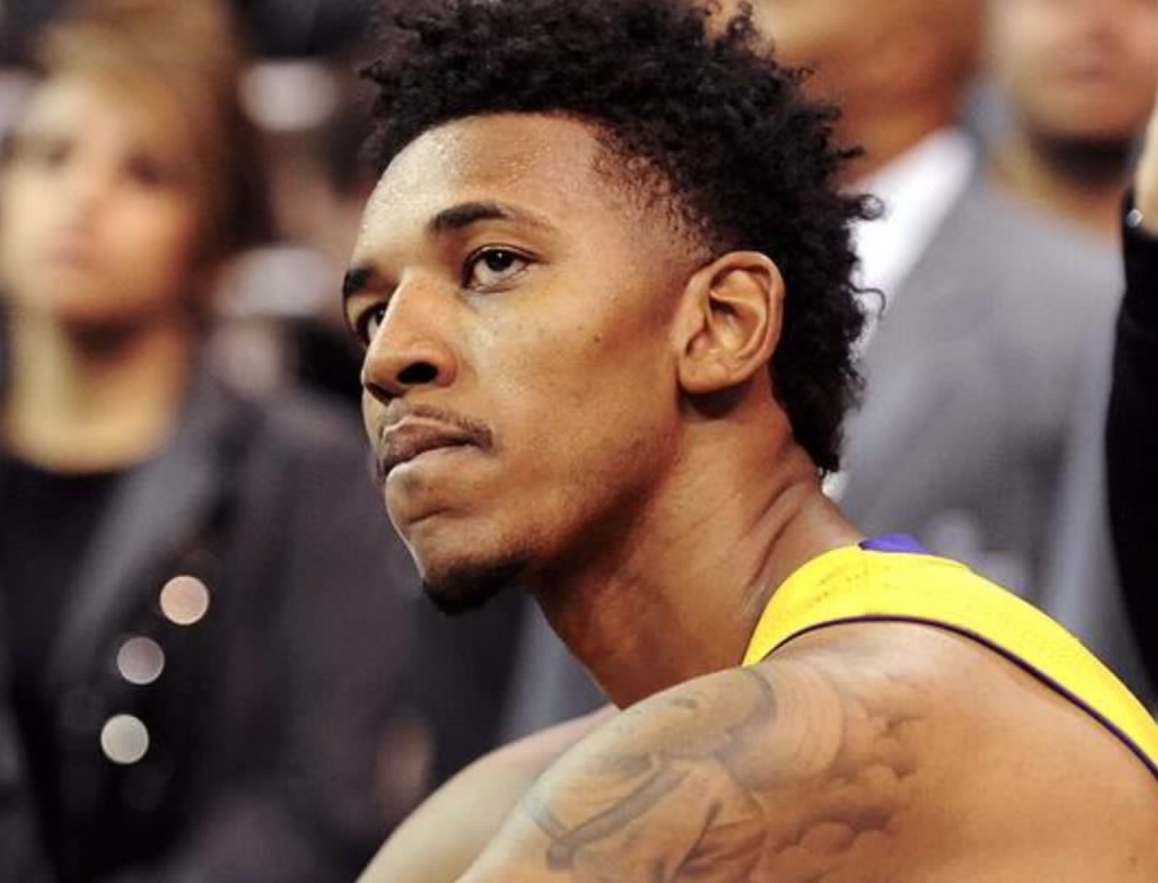 不抢镜，却不可替代（低调不喧哗，却无可替代）