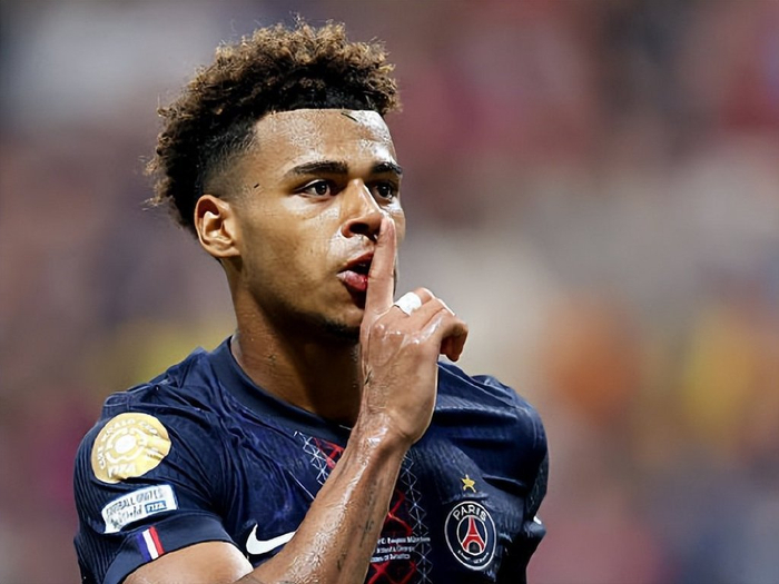 米兰客战拉齐奥：莱奥领衔，亚沙里、里奇、拉比奥出战（米兰做客拉齐奥：莱奥挂帅，亚沙里、里奇、拉比奥悉数登场）