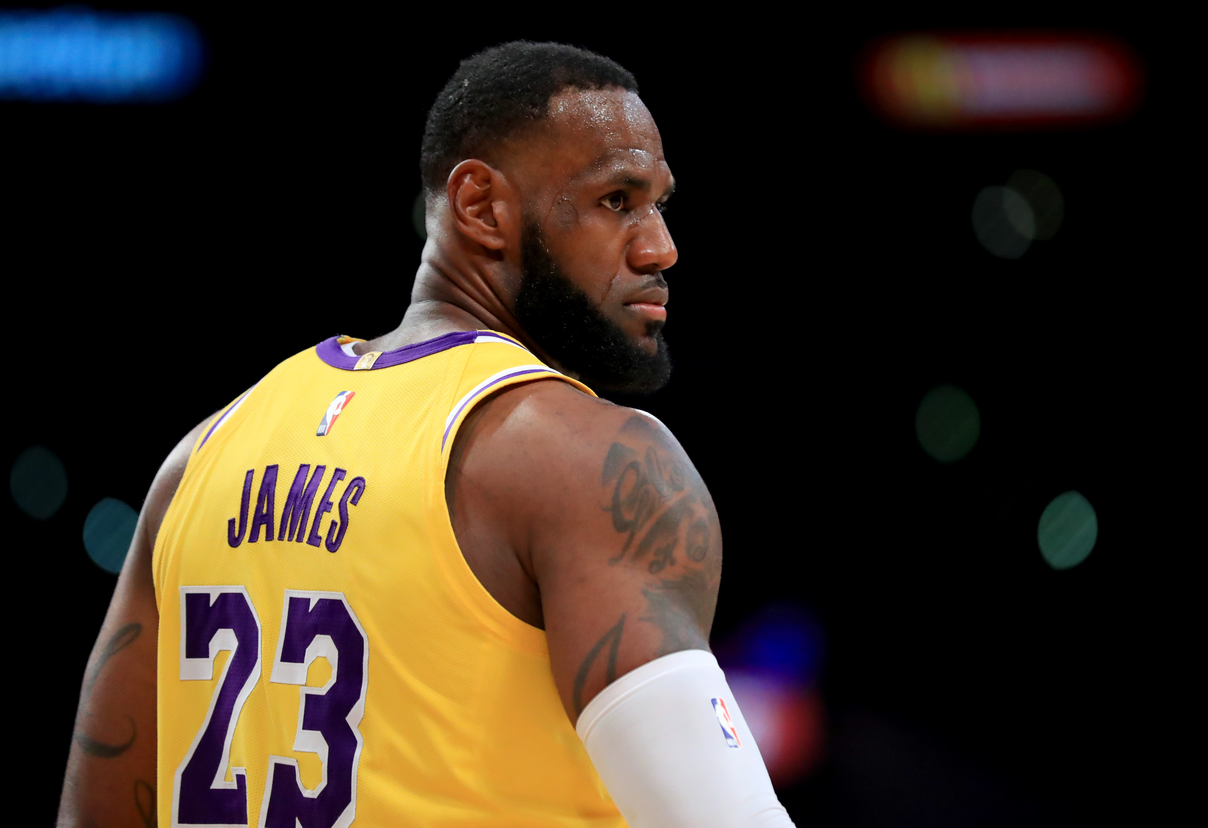 回顾篮球生涯，荣誉无数（回望篮球征途，荣耀满载）