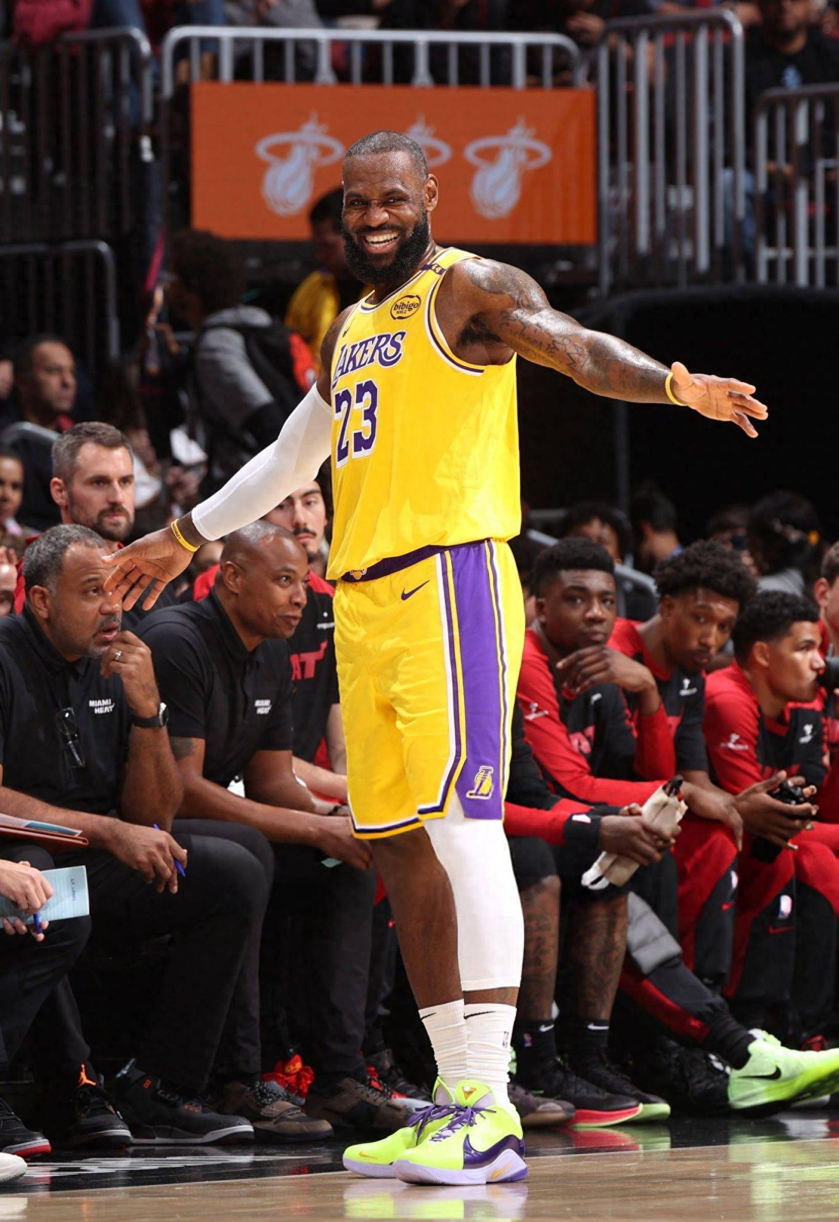 球场失意但！恩德里克红牌停赛看台观战，妻子喂食&美女环绕（赛场失意仍成焦点：恩德里克红牌停赛看台观战，妻子喂食美女相伴）