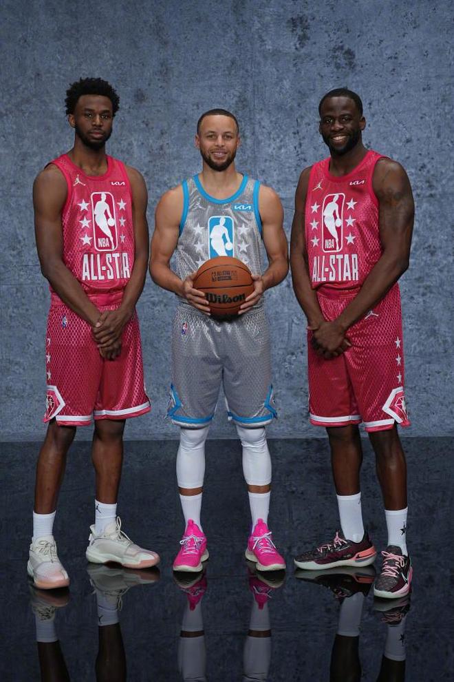 邮报：曼联与92班的关系很微妙，有时候较好有时候很差（邮报：曼联与92班关系起伏不定，时而融洽、时而紧张）