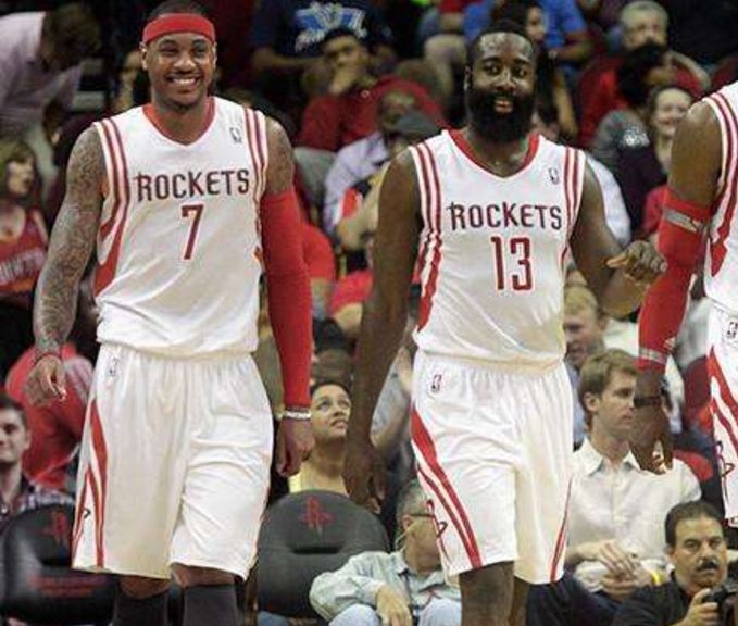 扛起老鹰进攻！亚历山大-沃克半场高效20分带队追分（亚历山大-沃克半场轰下高效20分，率老鹰发起追击）