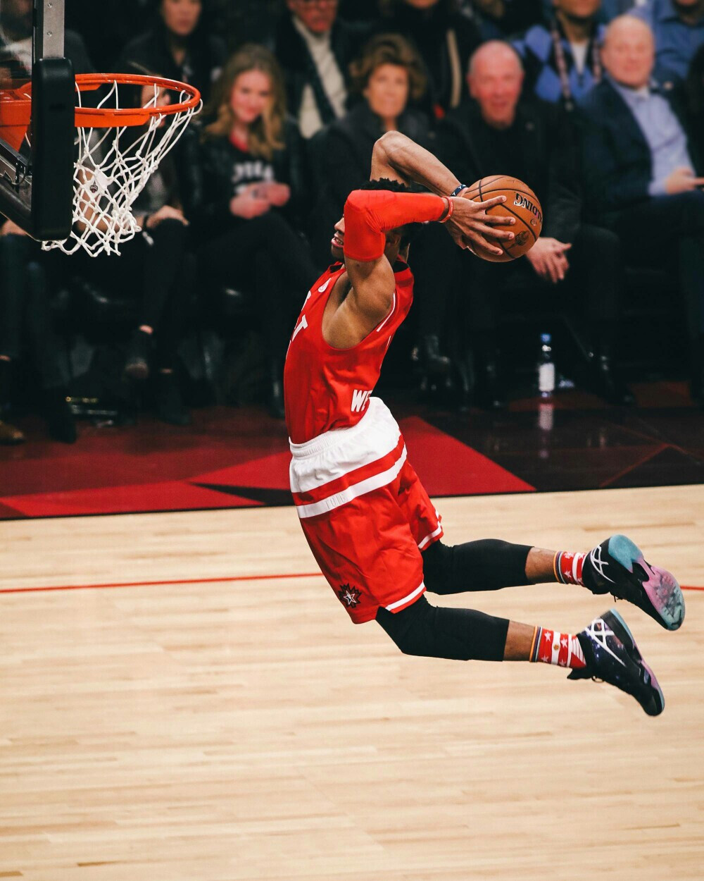 足球运动员转打篮球可能吗？（足球运动员改行打篮球可行吗？）