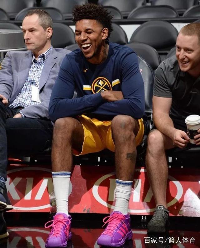 世体：对阵法鹰巴萨共有502人转卖门票，包括11名季票持有者（世体：巴萨战法鹰，502名球迷转售门票，其中11人为季票持有者）