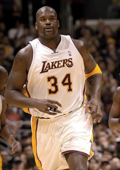 拜仁慕尼黑莱万多夫斯基帽子戏法（拜仁前锋莱万多夫斯基上演帽子戏法）