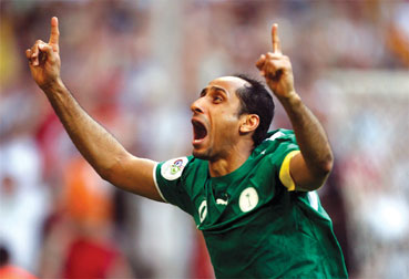 詹姆斯拒绝采访：赛后第一时间沮丧离场 正负值-33连创耻辱纪录（詹姆斯赛后第一时间黯然退场并拒采，正负值-33再创尴尬纪录）