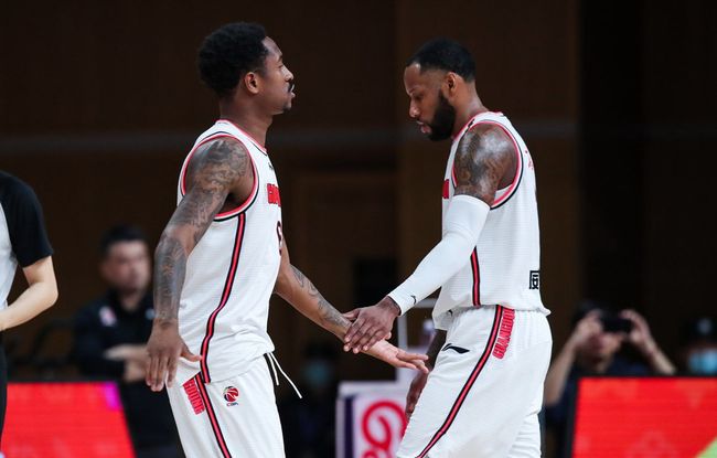 U22国足力克韩国U22，球迷在球员谢场时高喊“雄起”（U22国足力挫韩国U22，谢场之际看台齐喊“雄起”）