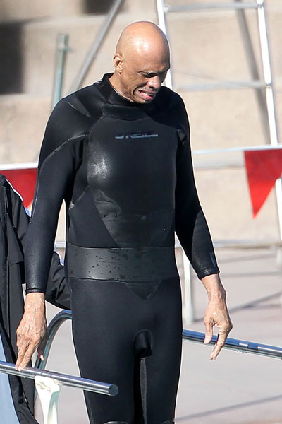 篮球新星：三分线上的璀璨明珠（篮球新秀：三分线外的耀眼之星）