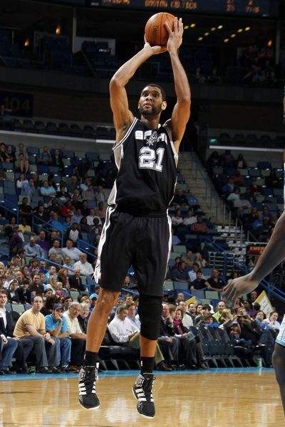 篮球场上的经典瞬间：韦德三分出手（篮球赛场经典一刻：韦德三分投篮）