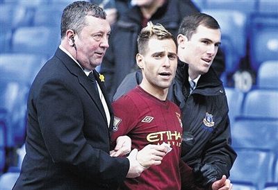 曼晚：曼联决定让莱昂先在青训梯队效力，以适应英格兰足球（曼晚：为适应英格兰足球，曼联将安排莱昂先随青训队出战）