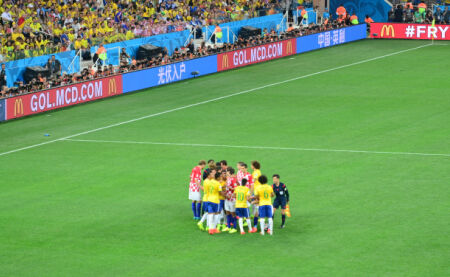 津巴布韦球队首夺联赛冠军，球队老板直接揣25万美元现金奖励球队（津巴布韦球队首次加冕联赛桂冠，老板当场掏出25万美元现金犒军）