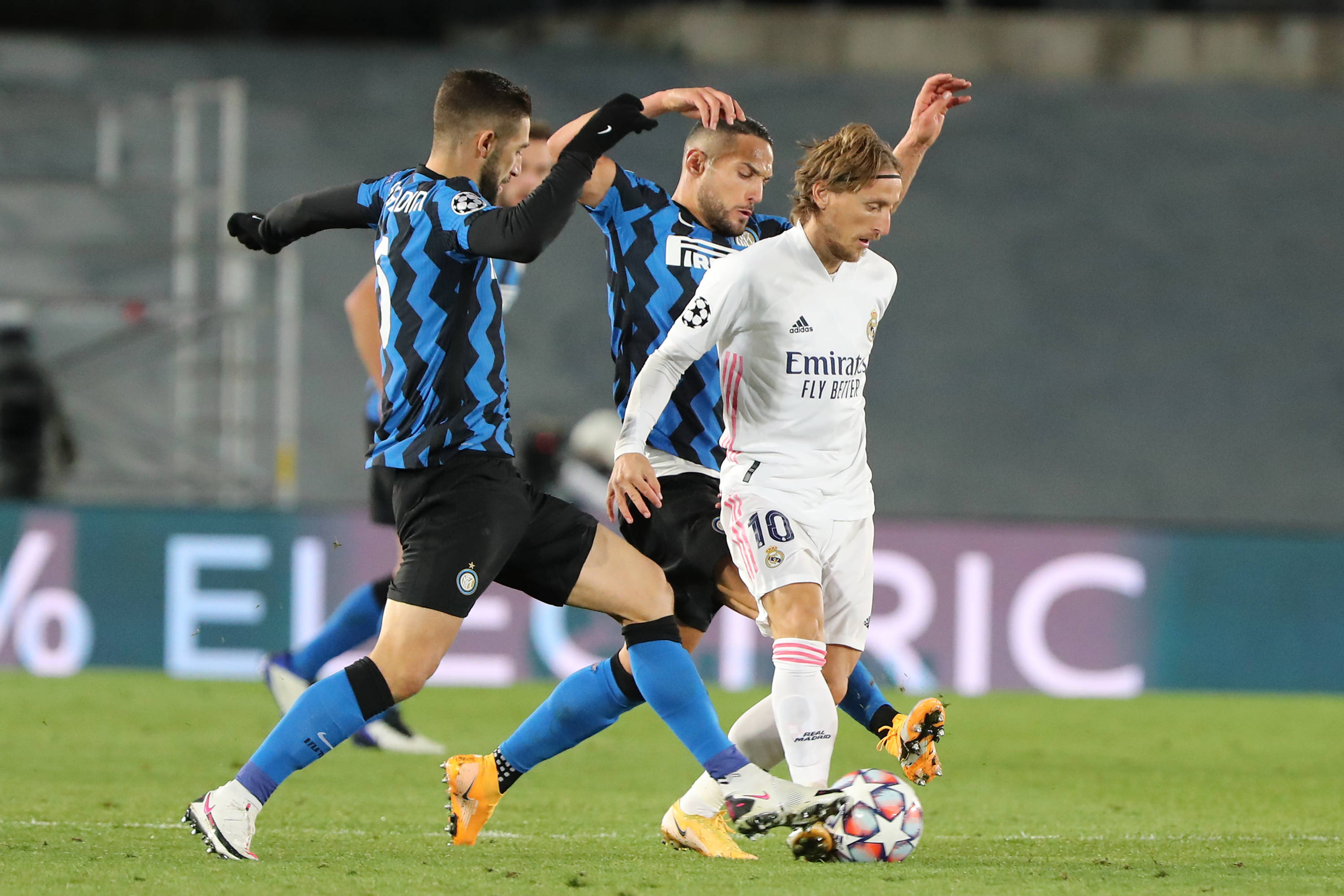 新卡牌大师？皇马本场主裁金特罗本赛季8场西甲出示8红44黄（皇马本场主裁金特罗本季执法8场西甲，已出示44黄8红，或成新牌王）