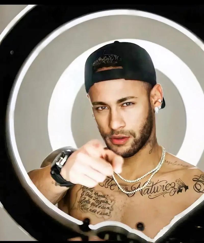 挺身而出！最后4分钟詹姆斯连得10分 期间东里合计3中0+1失误（关键时刻发力！末段4分钟詹姆斯连砍10分，东里合计3投0中外加1次失误）