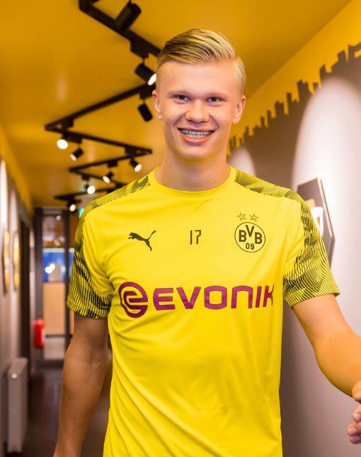 杨瀚森带女友赴美引发争议，好友崔永熙称其应专注篮球，网友支持其在球场表现。（杨瀚森携女友赴美惹热议，崔永熙建议专注篮球，网友力挺其场上表现）