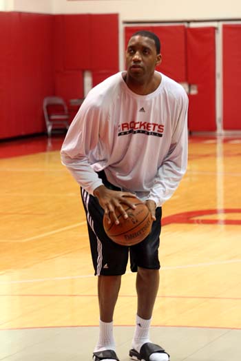 张陈治锋高效砍下11分9篮板，杨鸣场边为他握拳怒吼（张陈治锋高效斩获11分9板，杨鸣场边握拳怒吼助威）