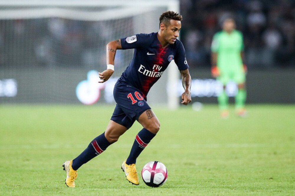 泪目！足协杯冠军奖杯被带回工体，放在已故球迷杨雪的座位旁（致敬已故球迷杨雪：足协杯冠军奖杯回到工体，放在她的座位旁）