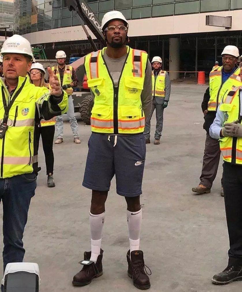 翻修球场，“连滚带爬”为的是“从从容容”（球场整修：眼下的连滚带爬，换来日后的从容不迫）