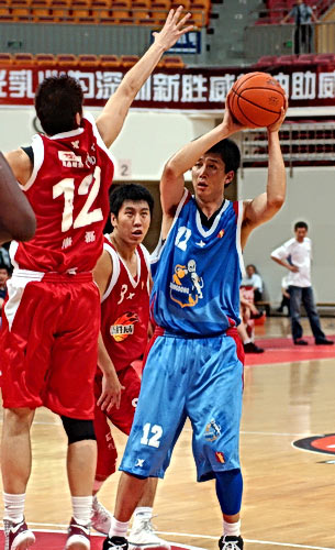 不对爱德华兹战术犯规？掘金主帅：他在三分线接球有三罚风险（掘金主帅解释没对爱德华兹战术犯规：他三分线接球有送三次罚球的风险）