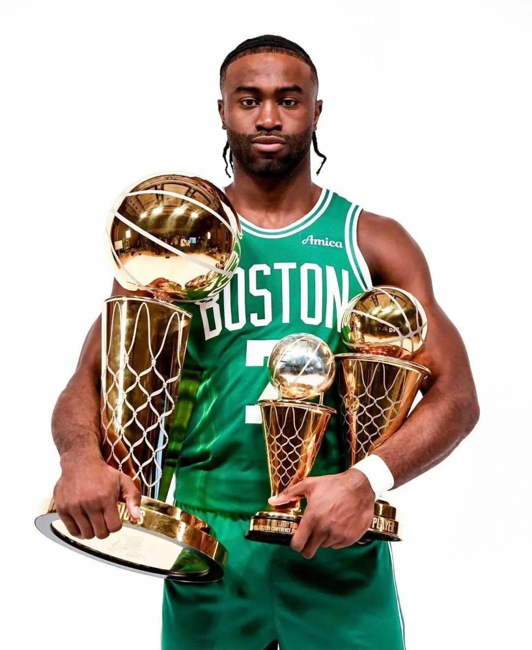 希勒等百球名宿祝贺哈兰德：仅用111场太离谱，他就是超巨（希勒等百球传奇齐贺哈兰德：111战破百太不可思议，他已是超级巨星）