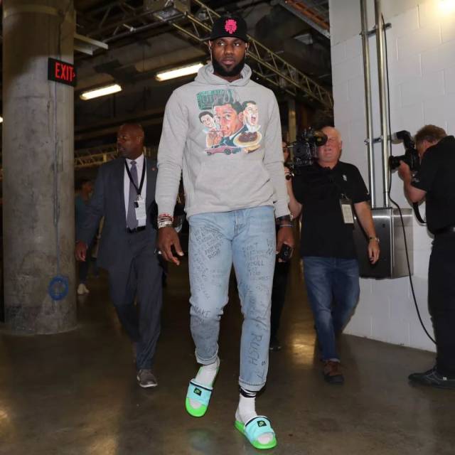 布伦森的篮球之路：从青涩少年到NBA明星（布伦森的崛起之路：从青涩少年迈向NBA明星）