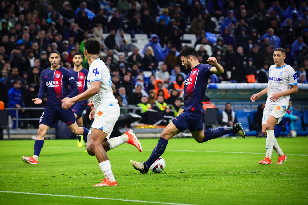 💥愤怒了！梅西离开体育场后，球迷冲场投水瓶+撕毁海报（梅西离场后爆发骚乱：球迷冲入场内投掷水瓶并撕毁海报）