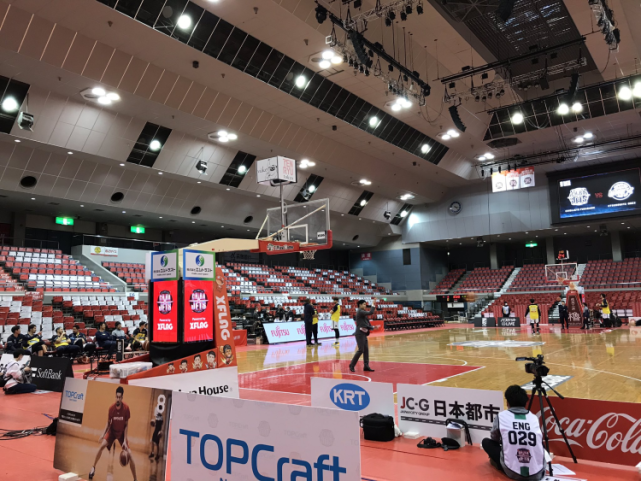 球衣颜色相近？当值主裁把维罗纳与乌迪内斯搞混了（球衣撞色惹祸？当值主裁把维罗纳误认成乌迪内斯）