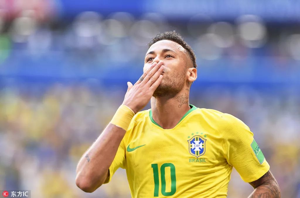 足球世界杯倒计时100天，全球球迷热情高涨（世界杯进入100天倒计时，全球球迷热度飙升）