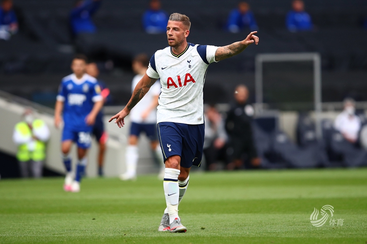 足协杯决赛火爆，观众超3.5万，票房破700万（足协杯决赛热度飙升：3.5万观众到场，票房突破700万）