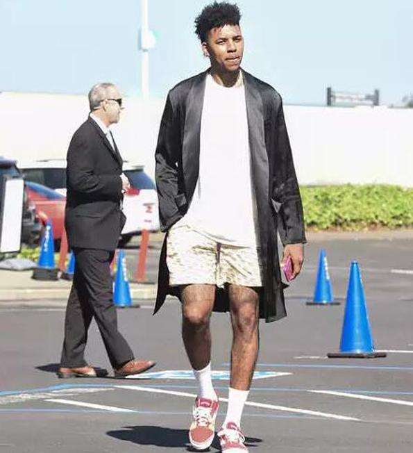 本赛季卡斯尔出战时马刺12胜4负，他场均砍18+7+6（卡斯尔登场时马刺本季12胜4负，个人场均18分7篮板6助攻）