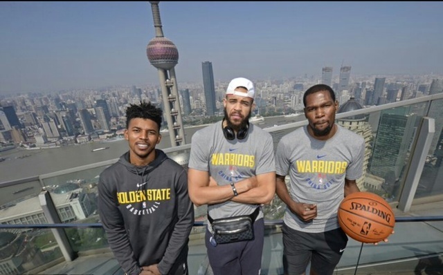 暖心！威廉二世通过出售袜子，邀请超350名孤独青少年现场观赛（暖心之举：威廉二世卖袜筹资邀350多名孤独青少年现场观赛）